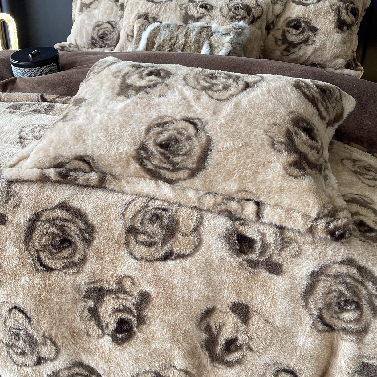 91家纺网 家纺一手货源 找家纺 莱豫家纺 2025新款秋冬加厚皮草级兔绒加牛奶绒四件套 玫瑰