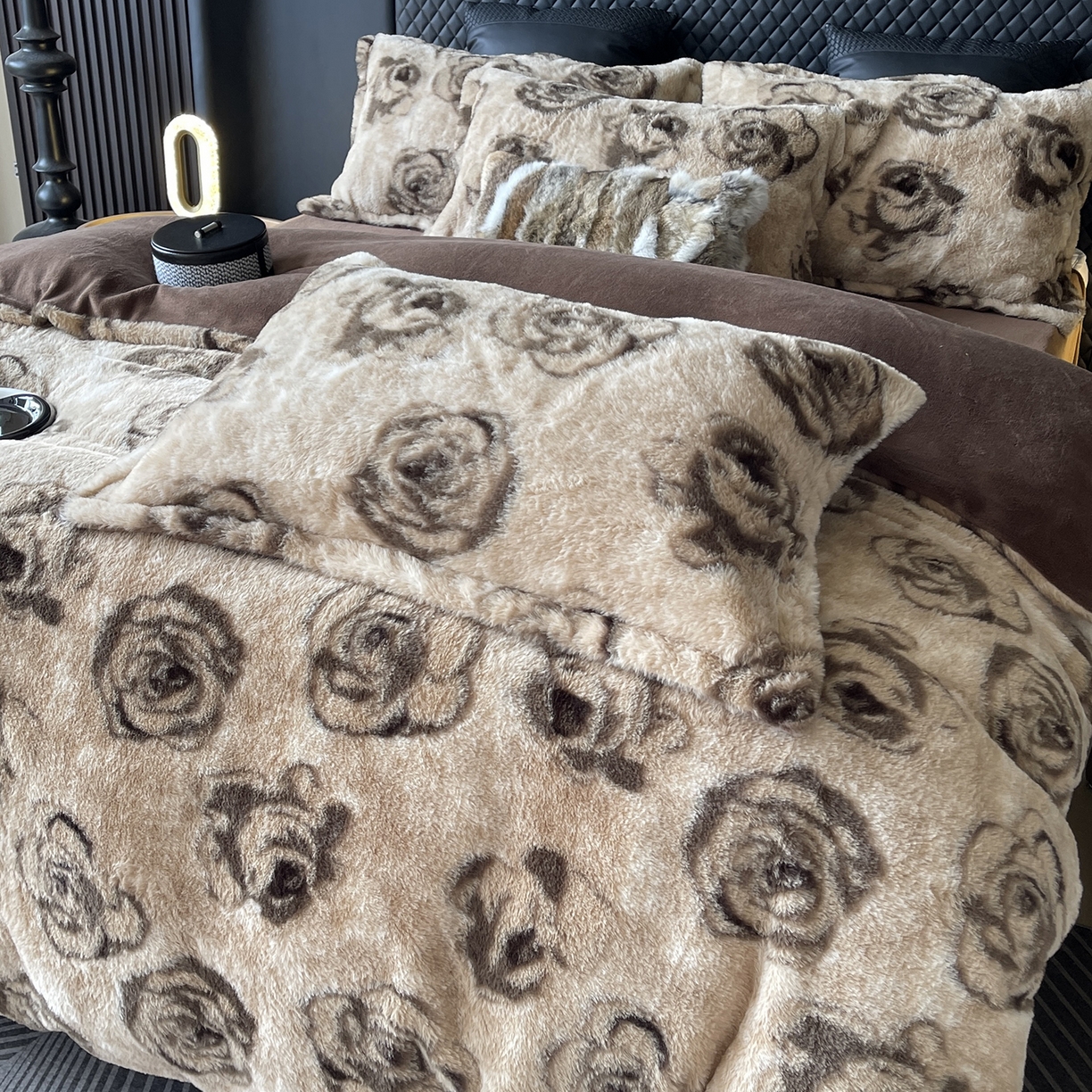 91家纺网 家纺一手货源 找家纺 莱豫家纺 2025新款秋冬加厚皮草级兔绒加牛奶绒四件套 玫瑰