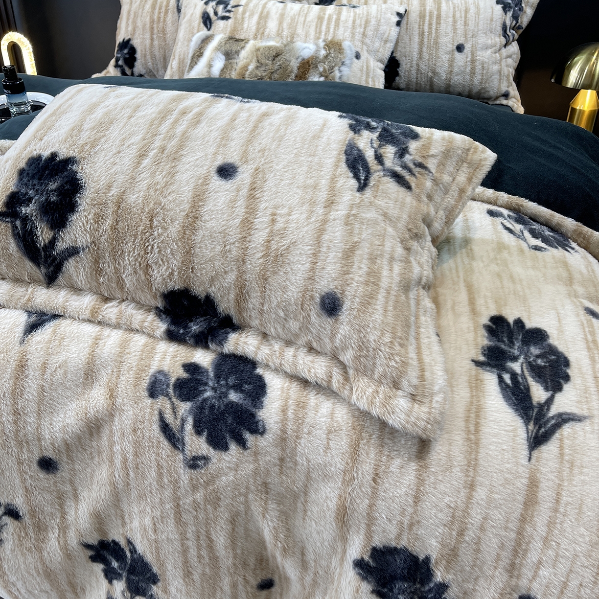 91家纺网 家纺一手货源 找家纺 莱豫家纺 2025新款秋冬加厚皮草级兔绒加牛奶绒四件套 沐瑶