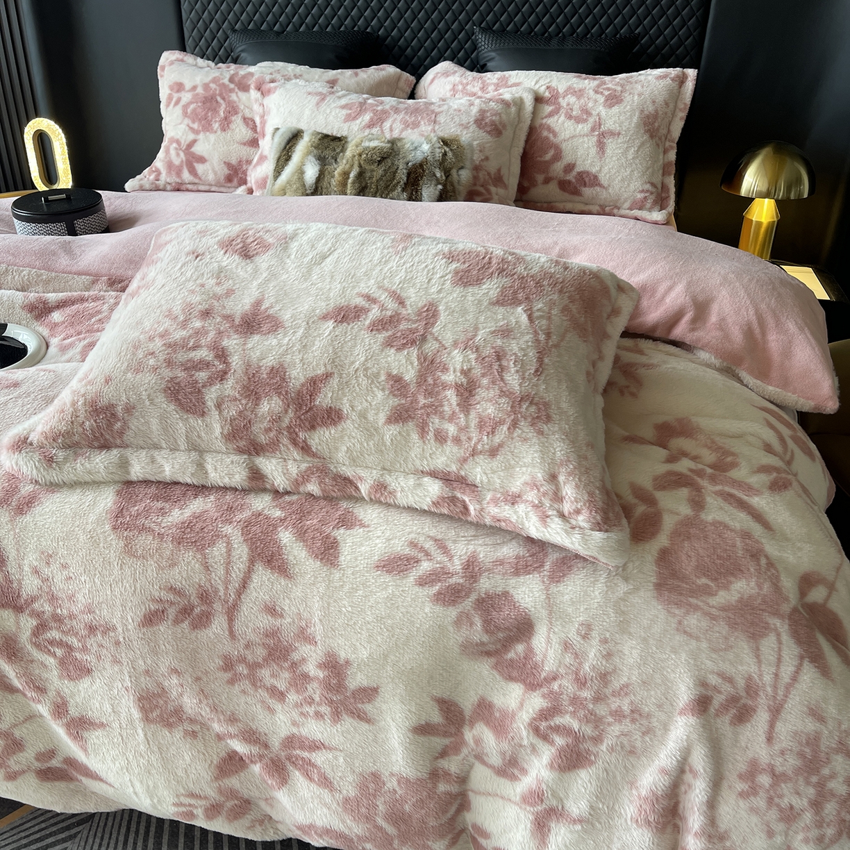 91家纺网 家纺一手货源 找家纺 莱豫家纺 2025新款秋冬加厚皮草级兔绒加牛奶绒四件套 念薇