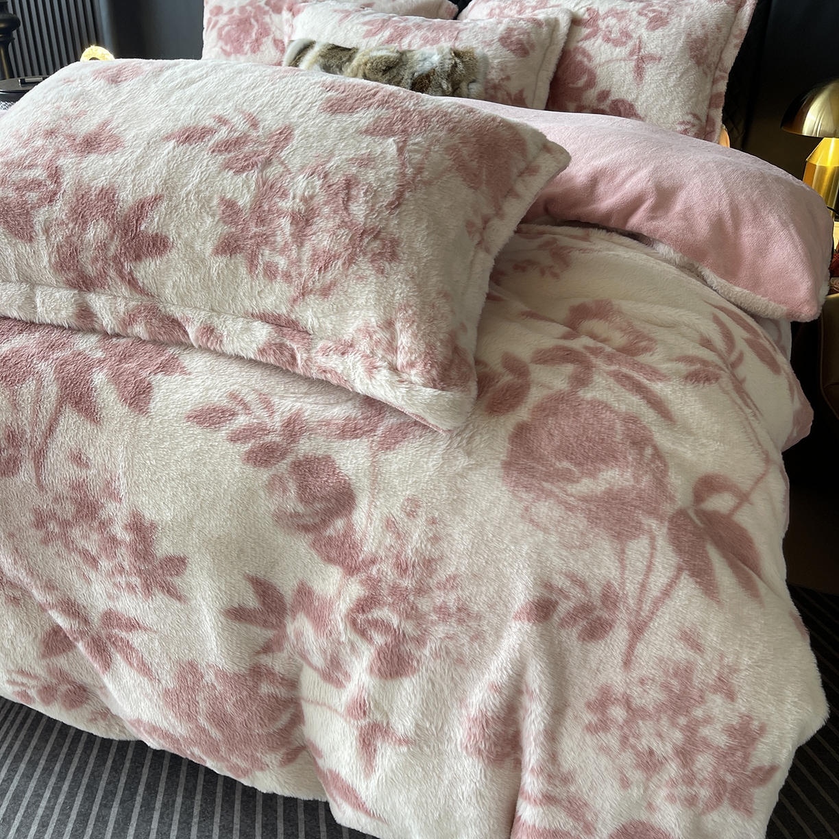 91家纺网 家纺一手货源 找家纺 莱豫家纺 2025新款秋冬加厚皮草级兔绒加牛奶绒四件套 念薇