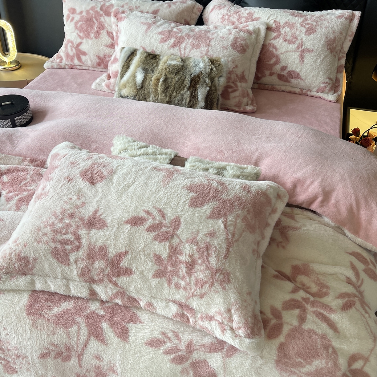 91家纺网 家纺一手货源 找家纺 莱豫家纺 2025新款秋冬加厚皮草级兔绒加牛奶绒四件套 念薇