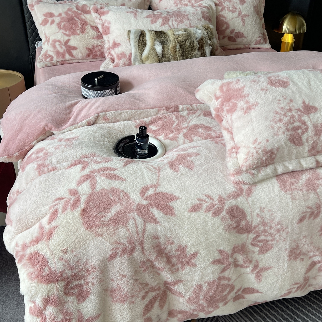 91家纺网 家纺一手货源 找家纺 莱豫家纺 2025新款秋冬加厚皮草级兔绒加牛奶绒四件套 念薇