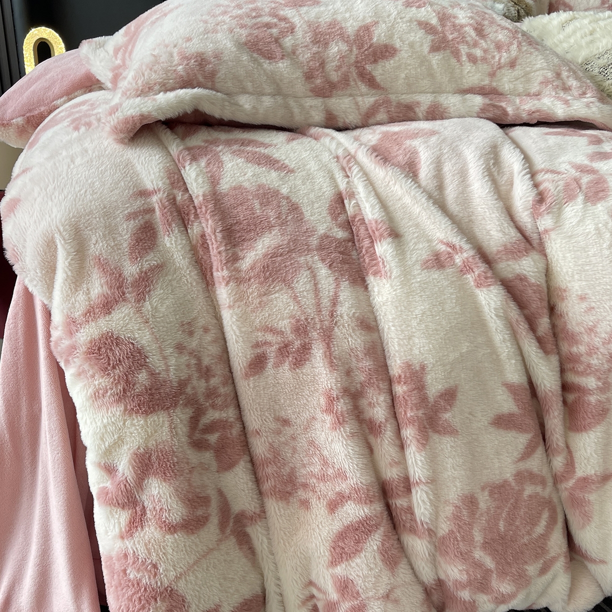 91家纺网 家纺一手货源 找家纺 莱豫家纺 2025新款秋冬加厚皮草级兔绒加牛奶绒四件套 念薇