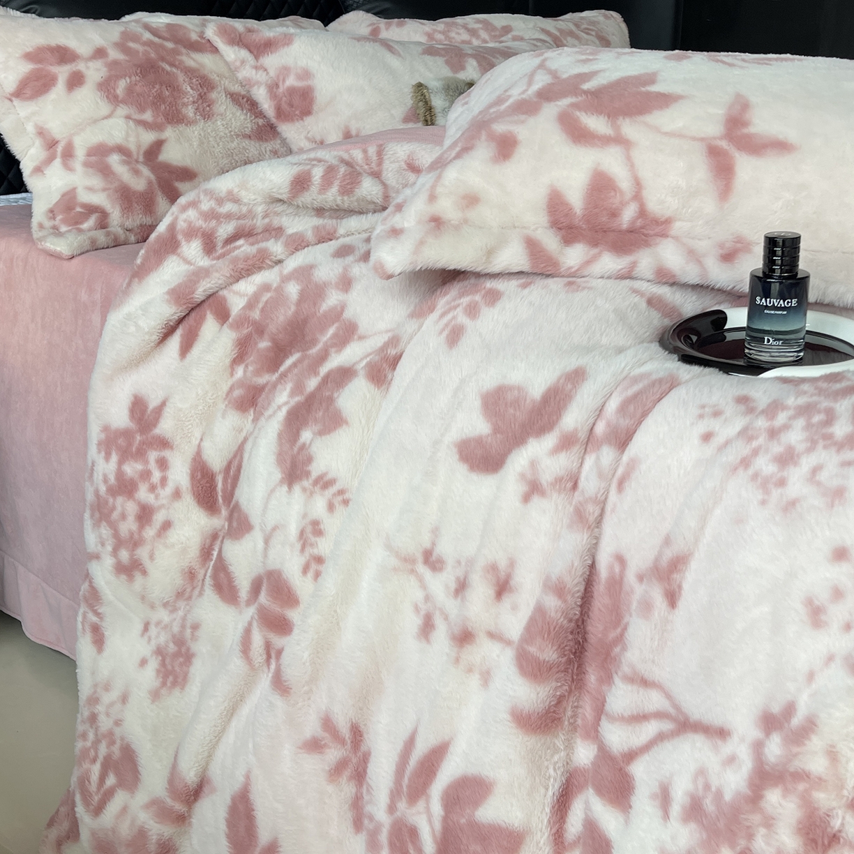 91家纺网 家纺一手货源 找家纺 莱豫家纺 2025新款秋冬加厚皮草级兔绒加牛奶绒四件套 念薇