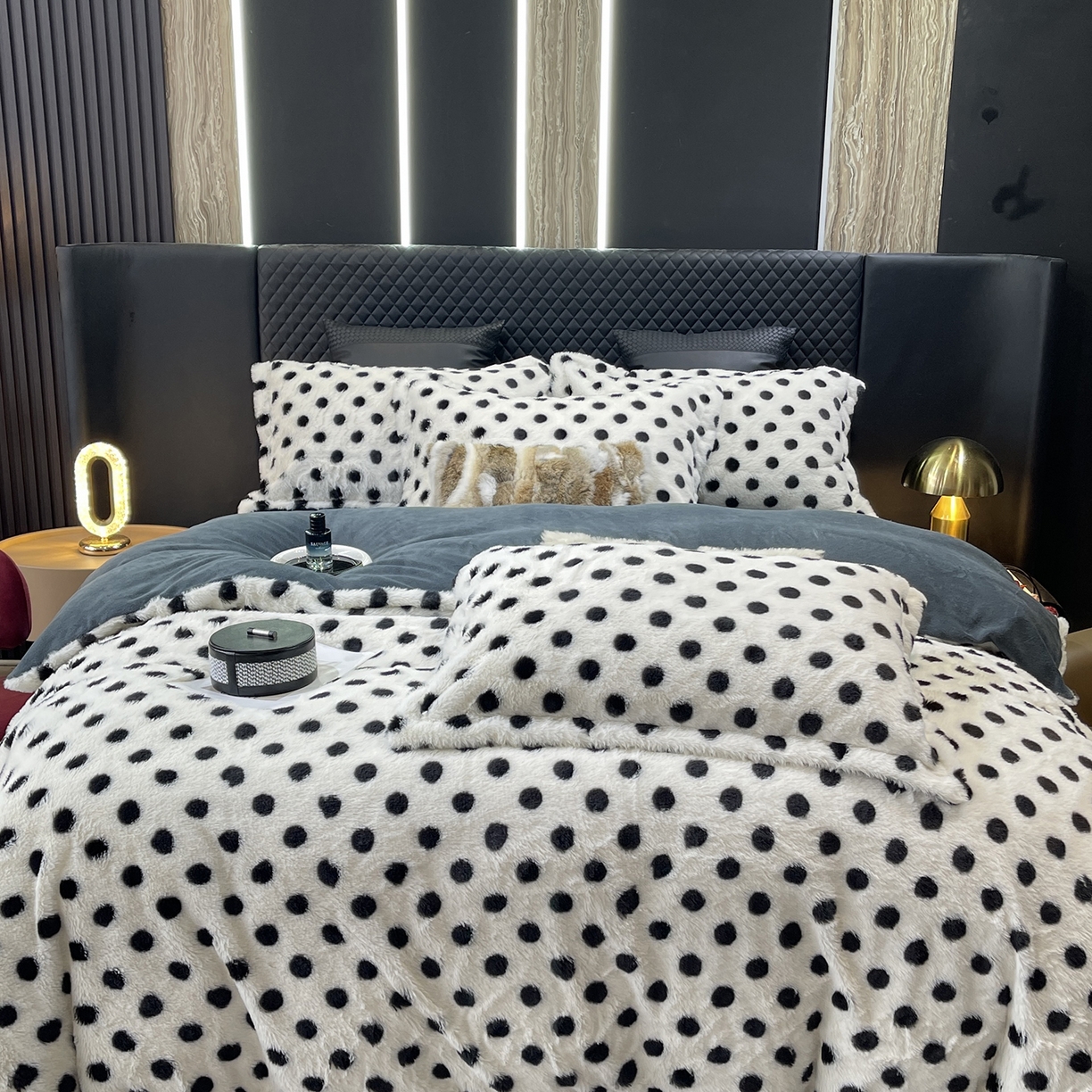 91家纺网 家纺一手货源 找家纺 莱豫家纺 2025新款秋冬加厚皮草级兔绒加牛奶绒四件套 圆点灰