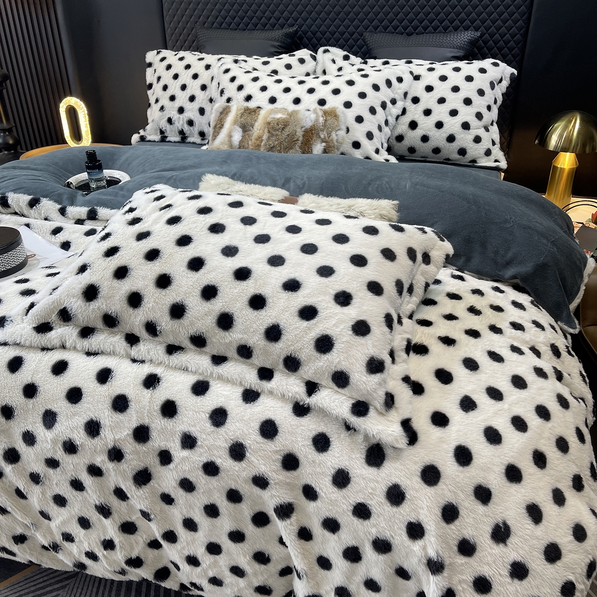 91家纺网 家纺一手货源 找家纺 莱豫家纺 2025新款秋冬加厚皮草级兔绒加牛奶绒四件套 圆点灰
