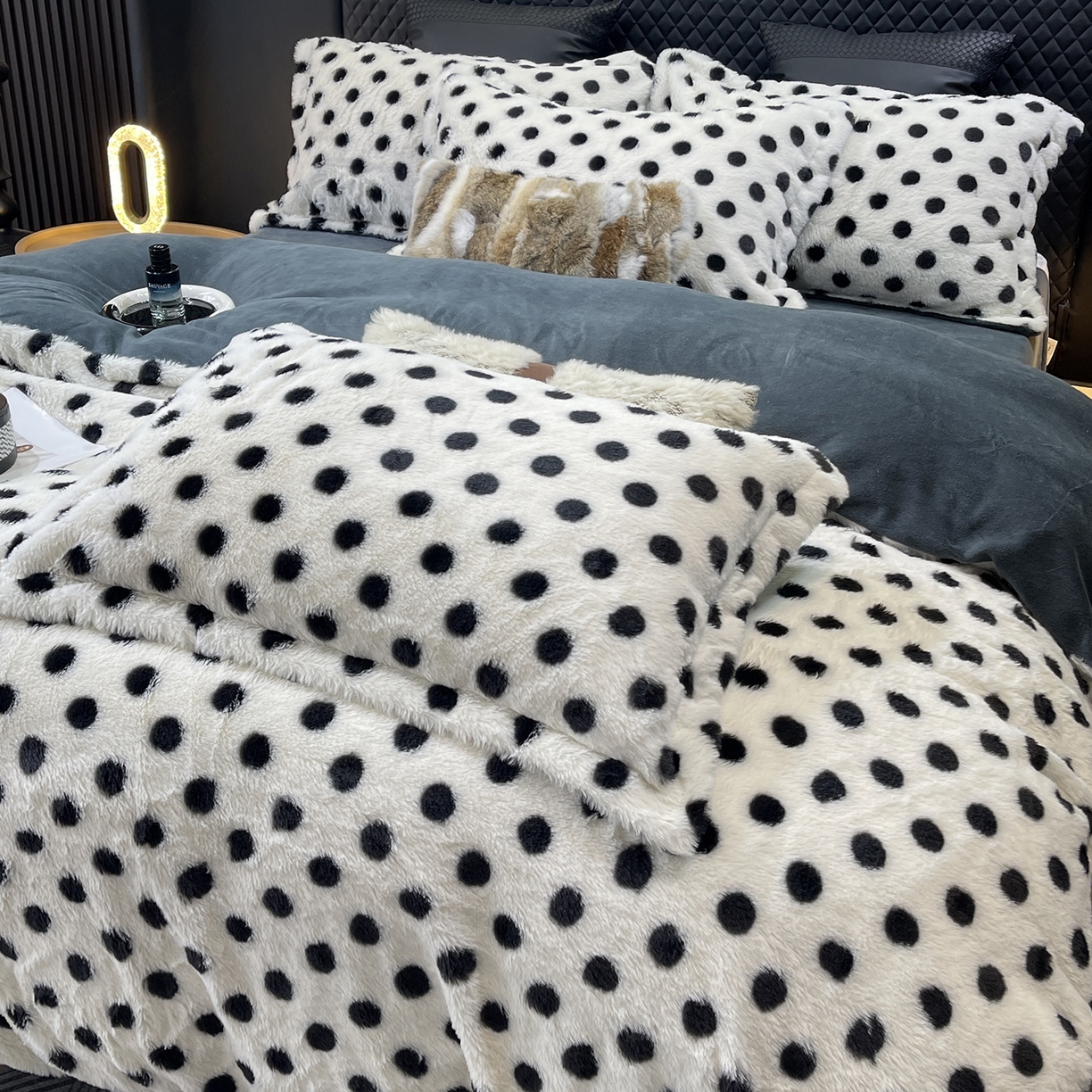 91家纺网 家纺一手货源 找家纺 莱豫家纺 2025新款秋冬加厚皮草级兔绒加牛奶绒四件套 圆点灰