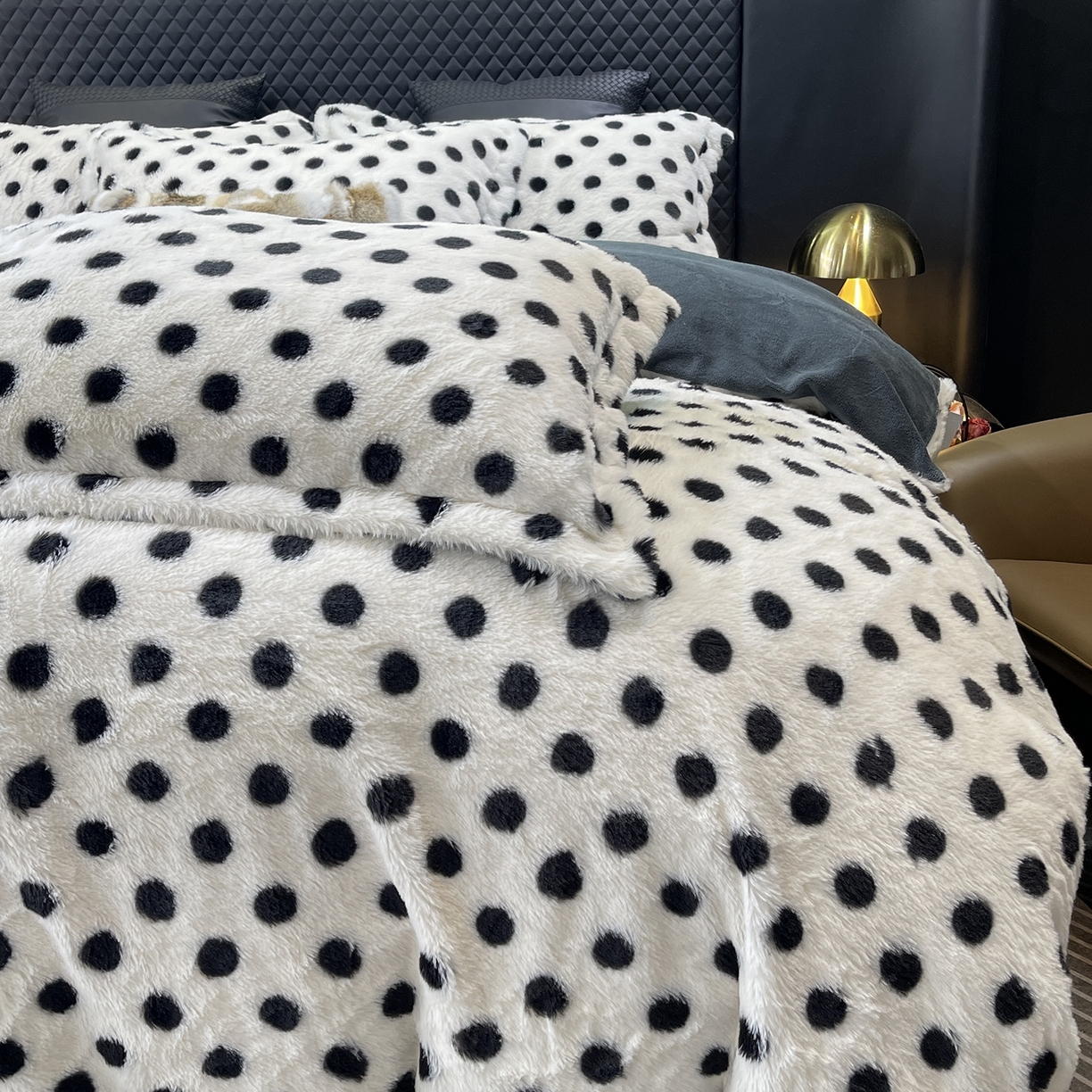 91家纺网 家纺一手货源 找家纺 莱豫家纺 2025新款秋冬加厚皮草级兔绒加牛奶绒四件套 圆点灰