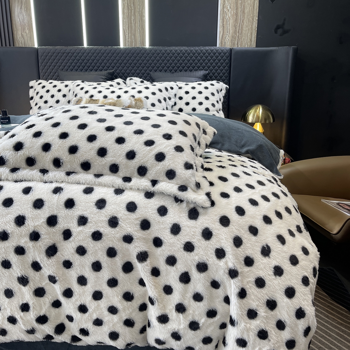 91家纺网 家纺一手货源 找家纺 莱豫家纺 2025新款秋冬加厚皮草级兔绒加牛奶绒四件套 圆点灰
