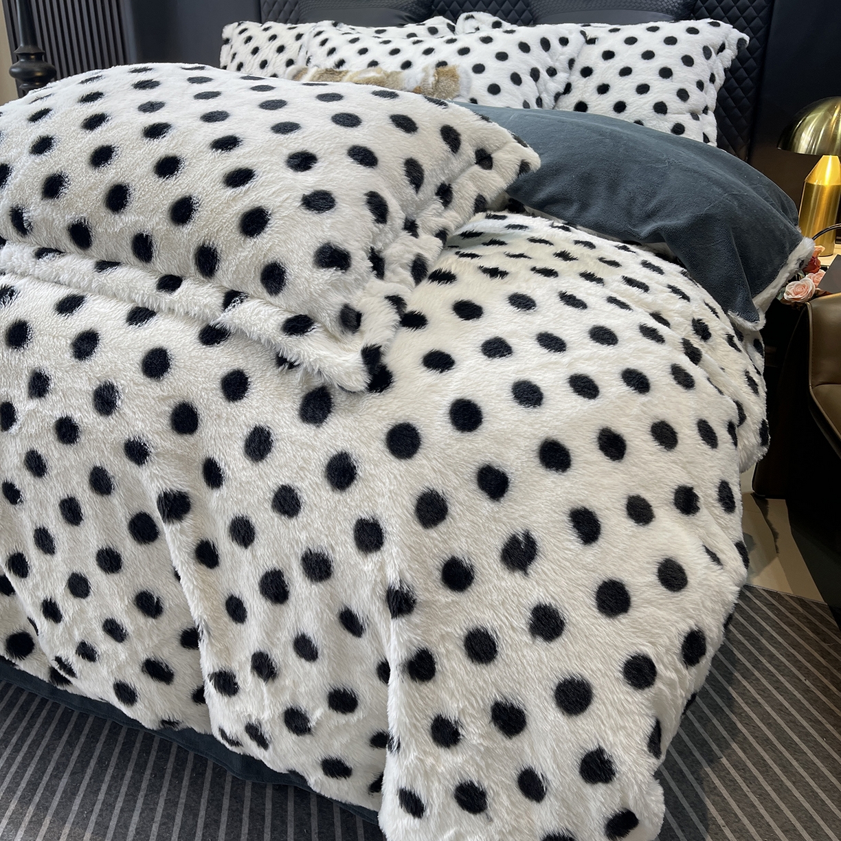 91家纺网 家纺一手货源 找家纺 莱豫家纺 2025新款秋冬加厚皮草级兔绒加牛奶绒四件套 圆点灰