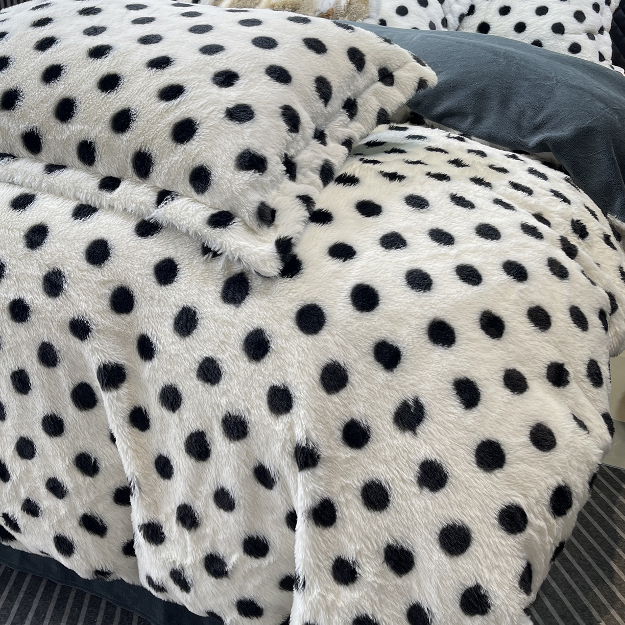 91家纺网 家纺一手货源 找家纺 莱豫家纺 2025新款秋冬加厚皮草级兔绒加牛奶绒四件套 圆点灰