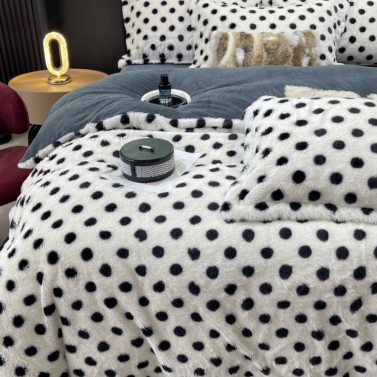 91家纺网 家纺一手货源 找家纺 莱豫家纺 2025新款秋冬加厚皮草级兔绒加牛奶绒四件套 圆点灰