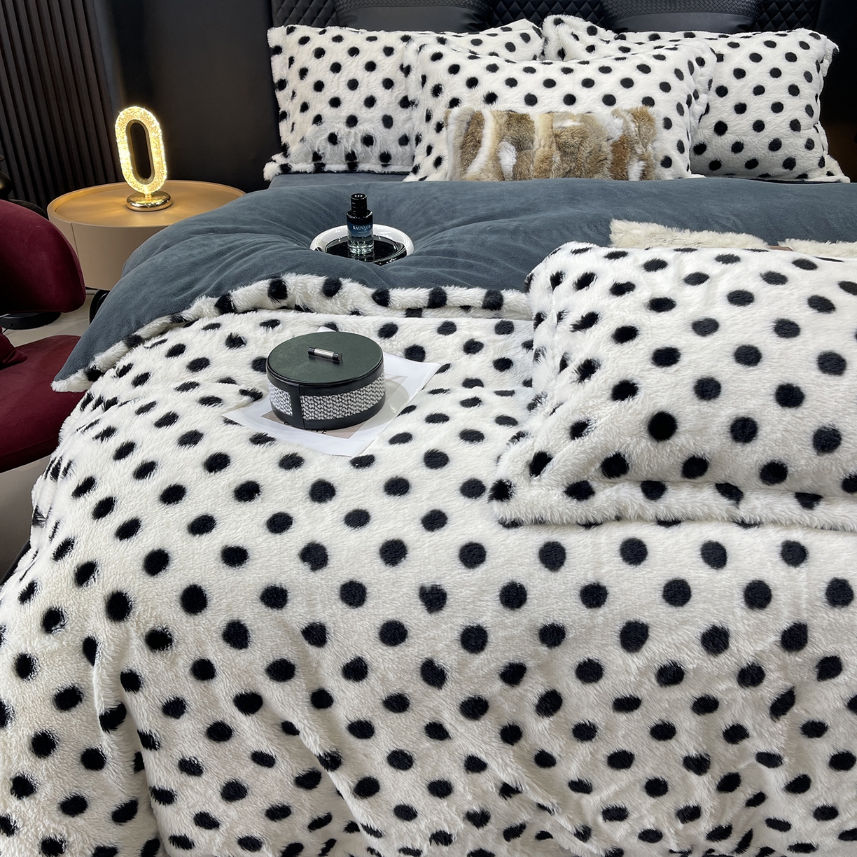 91家纺网 家纺一手货源 找家纺 莱豫家纺 2025新款秋冬加厚皮草级兔绒加牛奶绒四件套 圆点灰