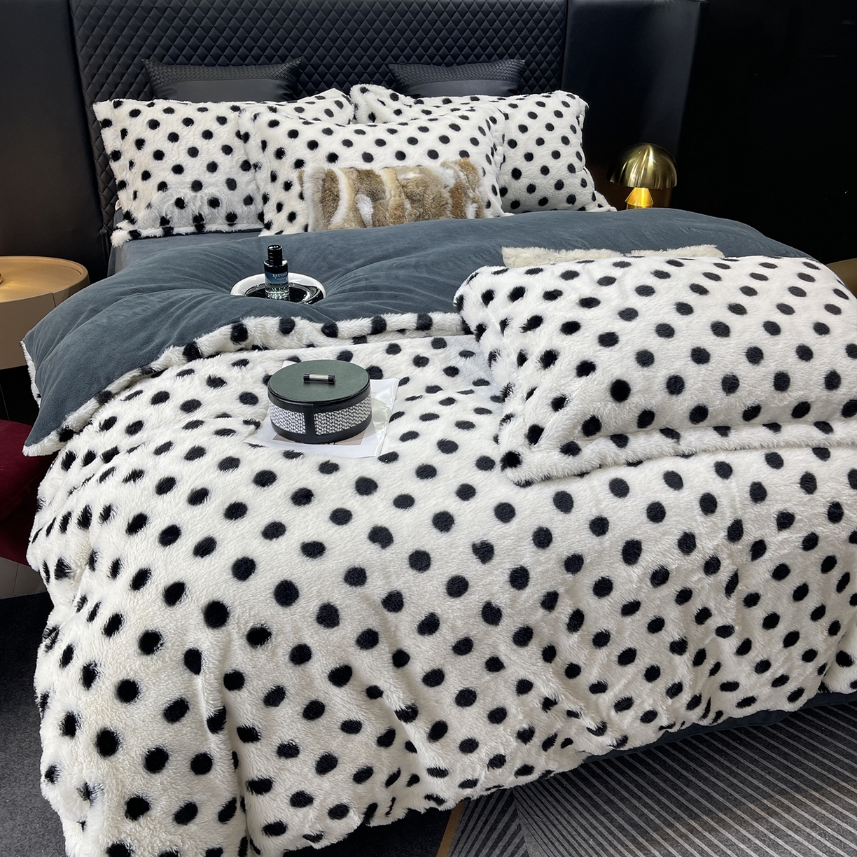 91家纺网 家纺一手货源 找家纺 莱豫家纺 2025新款秋冬加厚皮草级兔绒加牛奶绒四件套 圆点灰