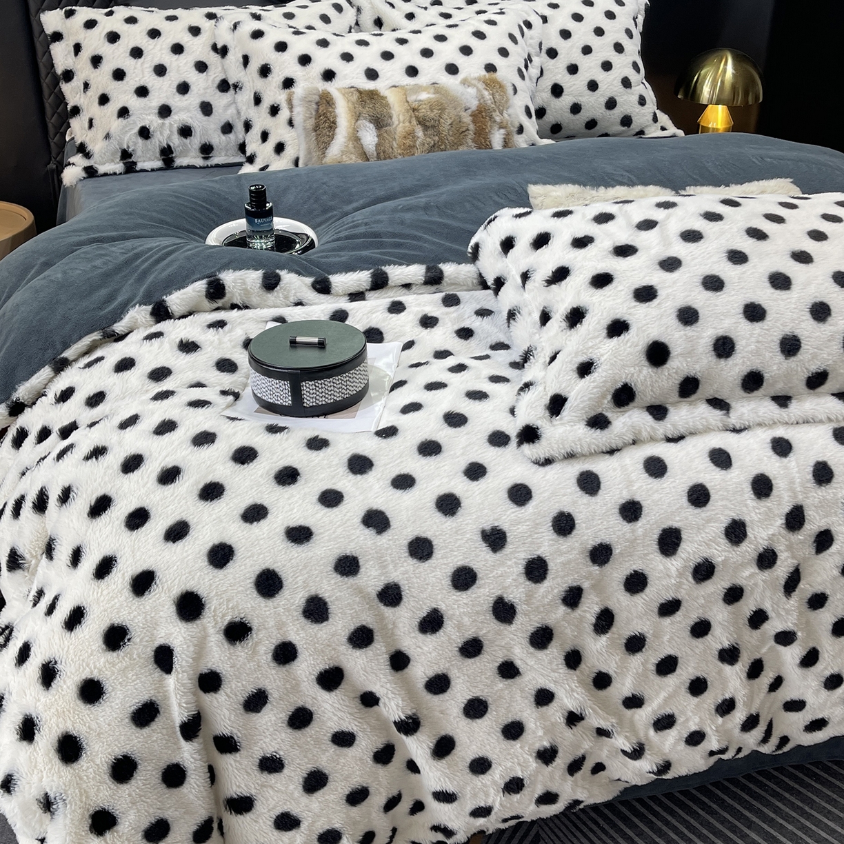 91家纺网 家纺一手货源 找家纺 莱豫家纺 2025新款秋冬加厚皮草级兔绒加牛奶绒四件套 圆点灰