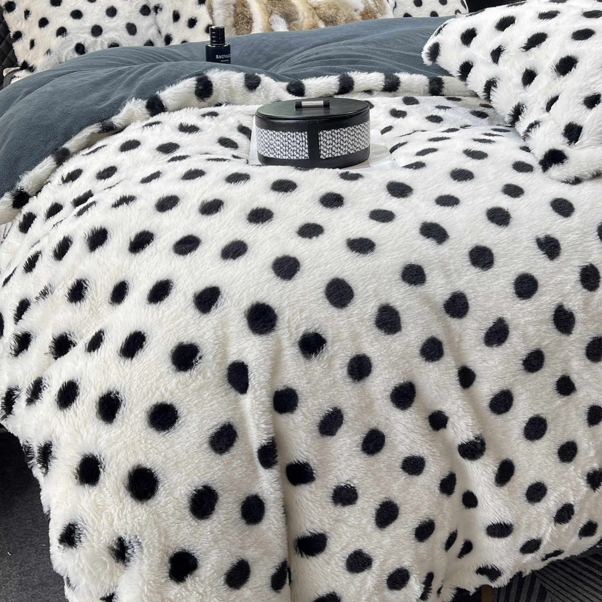 91家纺网 家纺一手货源 找家纺 莱豫家纺 2025新款秋冬加厚皮草级兔绒加牛奶绒四件套 圆点灰