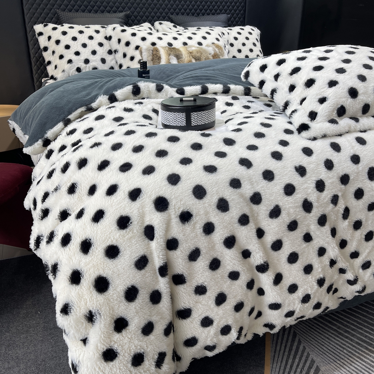 91家纺网 家纺一手货源 找家纺 莱豫家纺 2025新款秋冬加厚皮草级兔绒加牛奶绒四件套 圆点灰