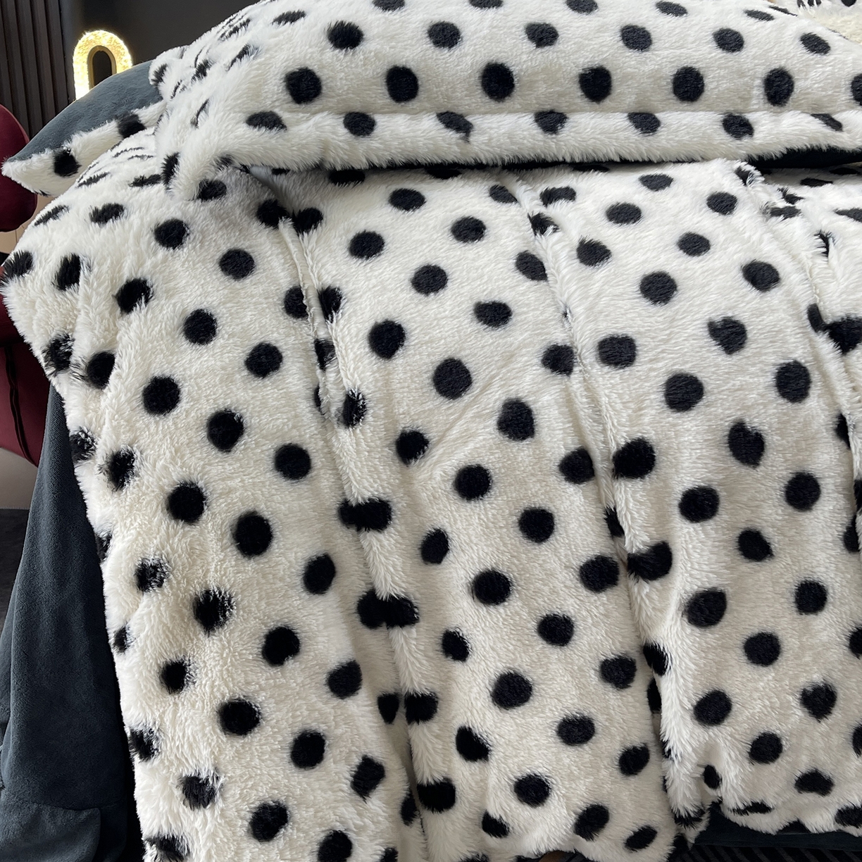 91家纺网 家纺一手货源 找家纺 莱豫家纺 2025新款秋冬加厚皮草级兔绒加牛奶绒四件套 圆点灰