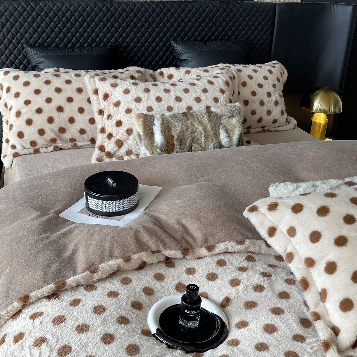 91家纺网 家纺一手货源 找家纺 莱豫家纺 2025新款秋冬加厚皮草级兔绒加牛奶绒四件套 圆点咖