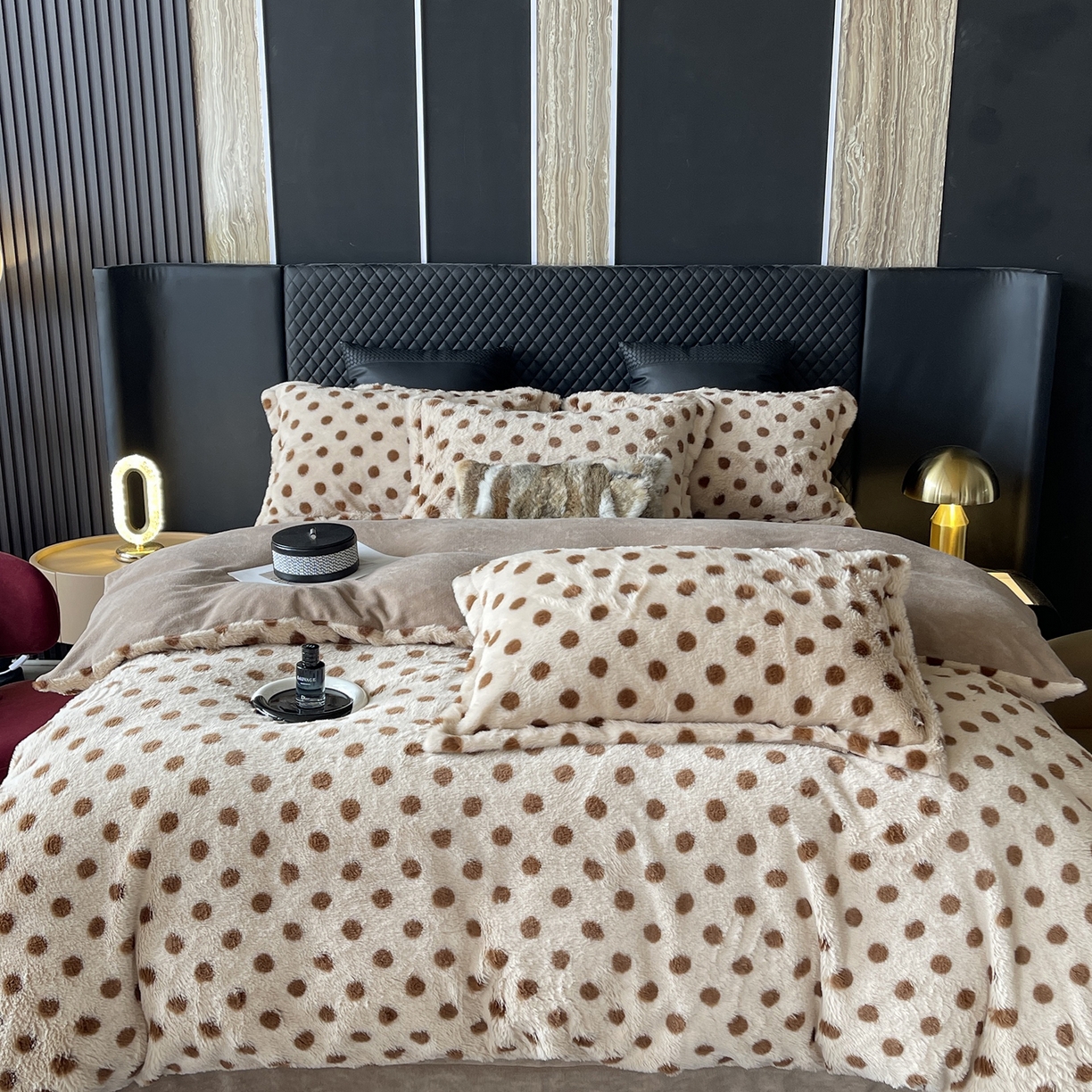 91家纺网 家纺一手货源 找家纺 莱豫家纺 2025新款秋冬加厚皮草级兔绒加牛奶绒四件套 圆点咖