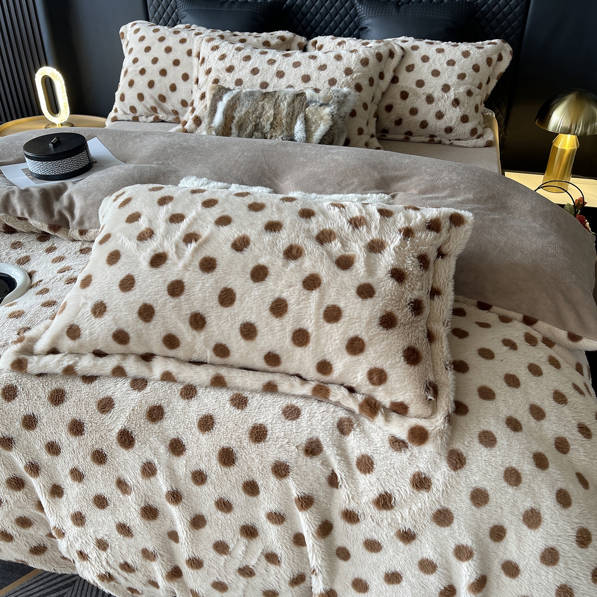 91家纺网 家纺一手货源 找家纺 莱豫家纺 2025新款秋冬加厚皮草级兔绒加牛奶绒四件套 圆点咖