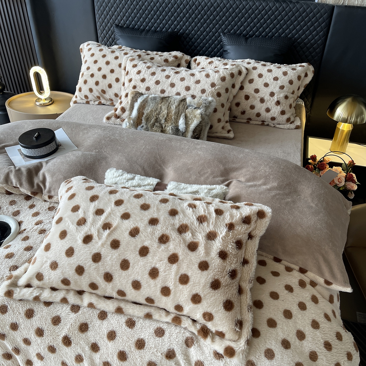 91家纺网 家纺一手货源 找家纺 莱豫家纺 2025新款秋冬加厚皮草级兔绒加牛奶绒四件套 圆点咖