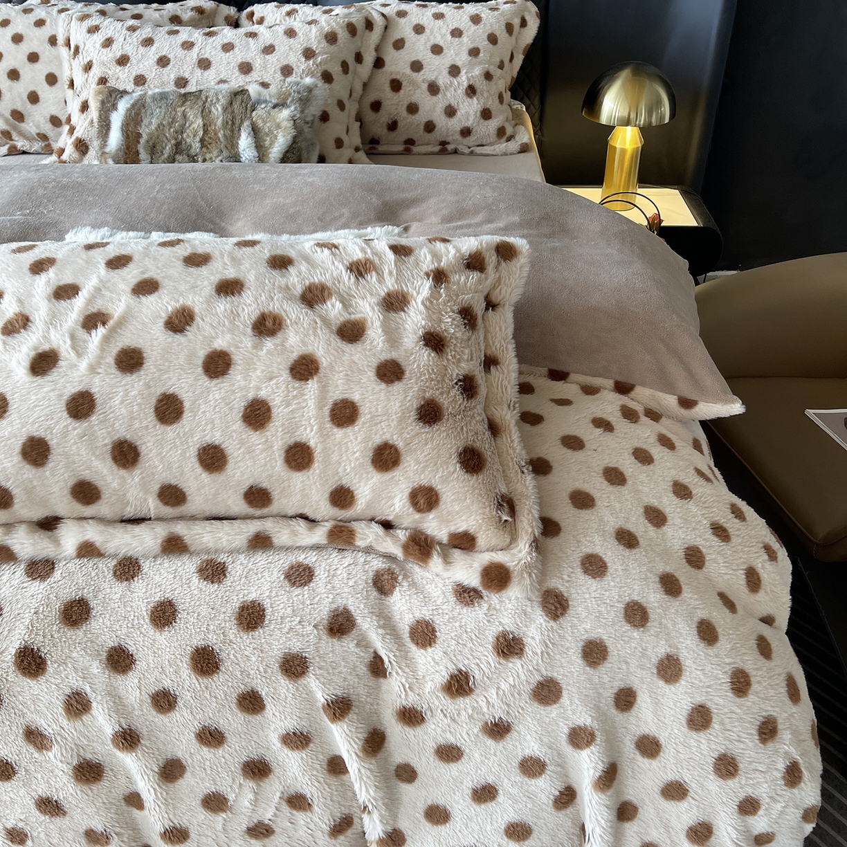 91家纺网 家纺一手货源 找家纺 莱豫家纺 2025新款秋冬加厚皮草级兔绒加牛奶绒四件套 圆点咖