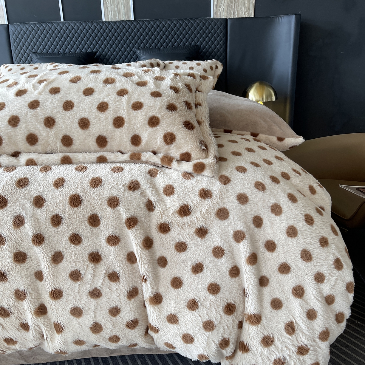 91家纺网 家纺一手货源 找家纺 莱豫家纺 2025新款秋冬加厚皮草级兔绒加牛奶绒四件套 圆点咖