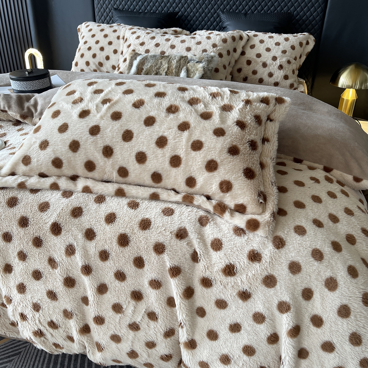 91家纺网 家纺一手货源 找家纺 莱豫家纺 2025新款秋冬加厚皮草级兔绒加牛奶绒四件套 圆点咖