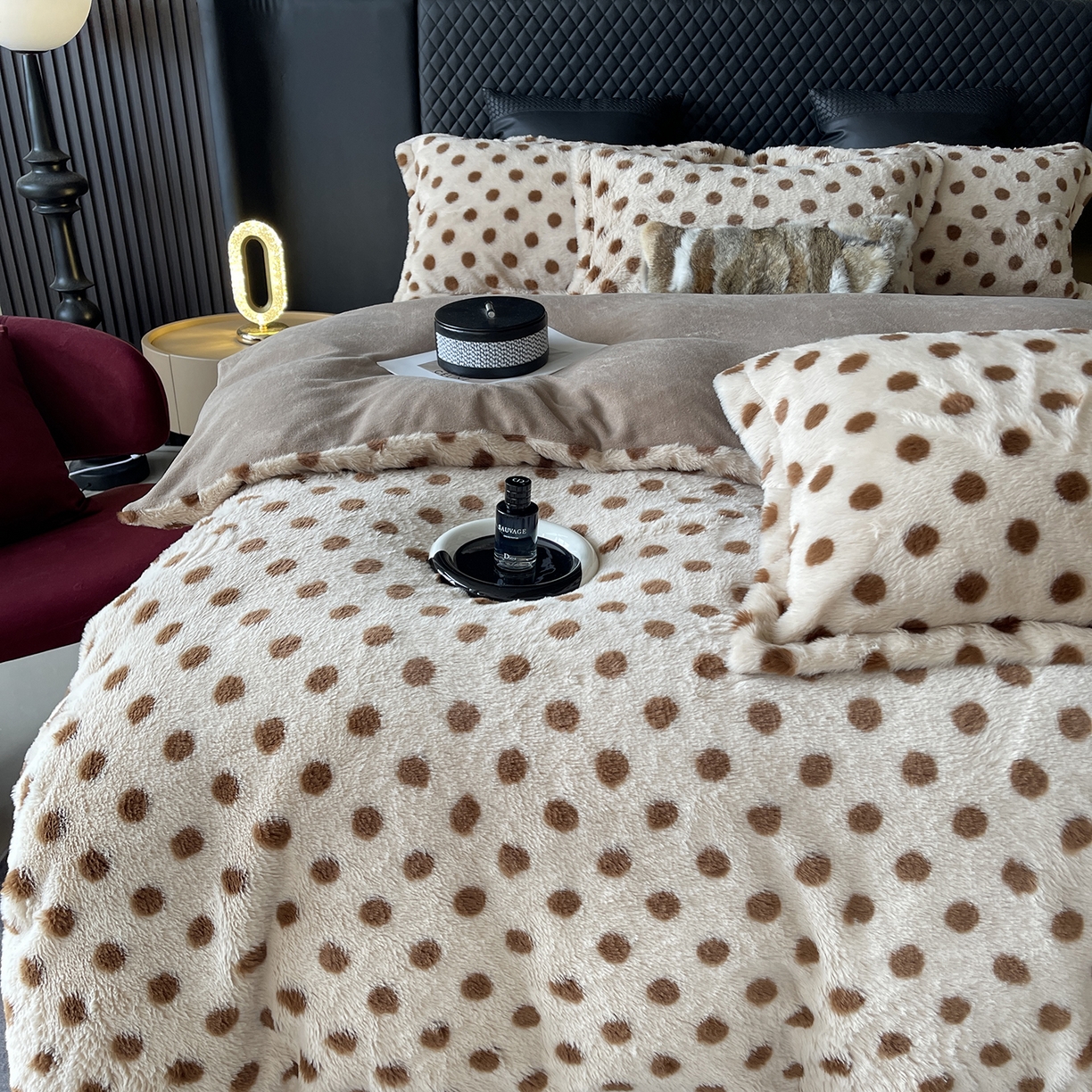 91家纺网 家纺一手货源 找家纺 莱豫家纺 2025新款秋冬加厚皮草级兔绒加牛奶绒四件套 圆点咖