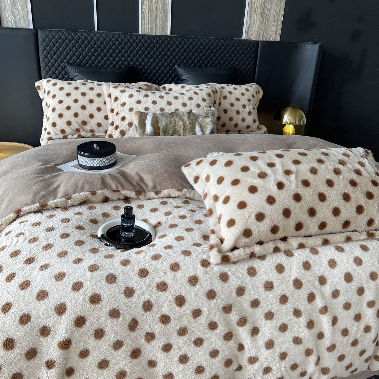 91家纺网 家纺一手货源 找家纺 莱豫家纺 2025新款秋冬加厚皮草级兔绒加牛奶绒四件套 圆点咖