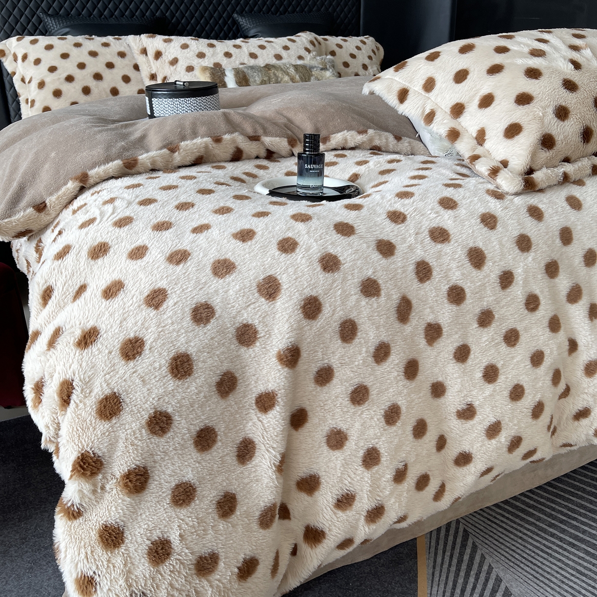 91家纺网 家纺一手货源 找家纺 莱豫家纺 2025新款秋冬加厚皮草级兔绒加牛奶绒四件套 圆点咖