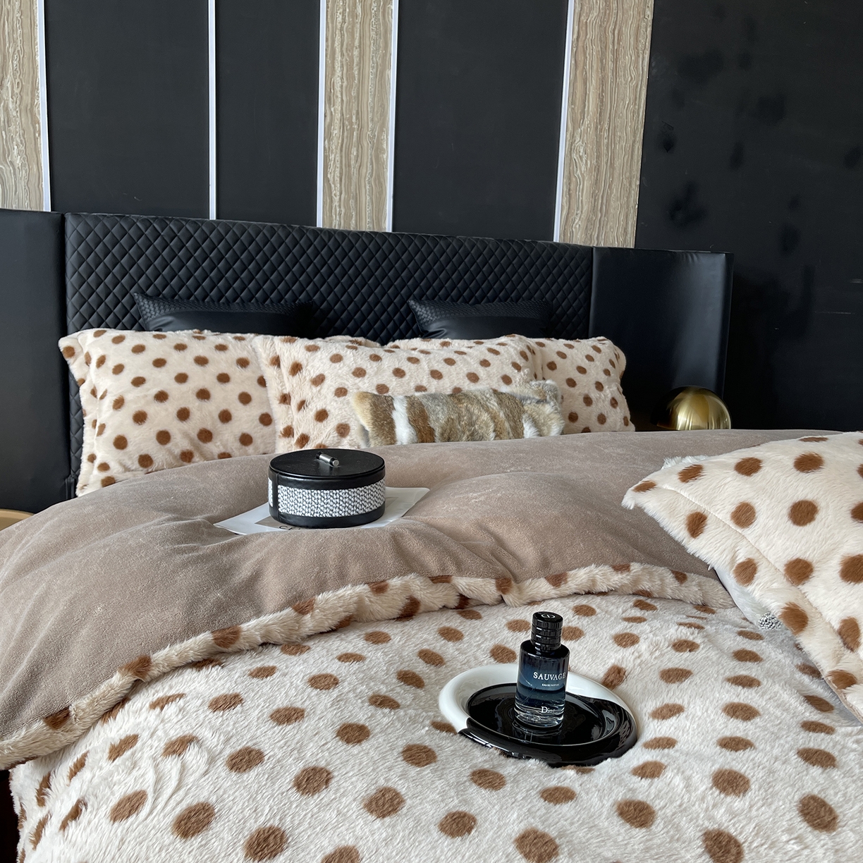 91家纺网 家纺一手货源 找家纺 莱豫家纺 2025新款秋冬加厚皮草级兔绒加牛奶绒四件套 圆点咖