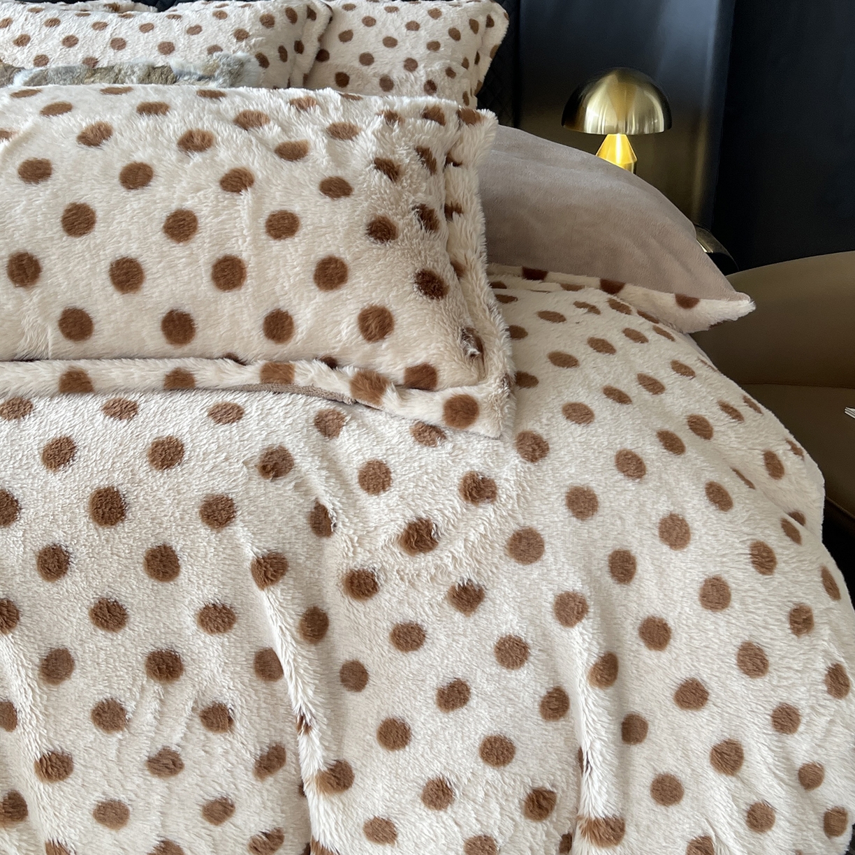 91家纺网 家纺一手货源 找家纺 莱豫家纺 2025新款秋冬加厚皮草级兔绒加牛奶绒四件套 圆点咖