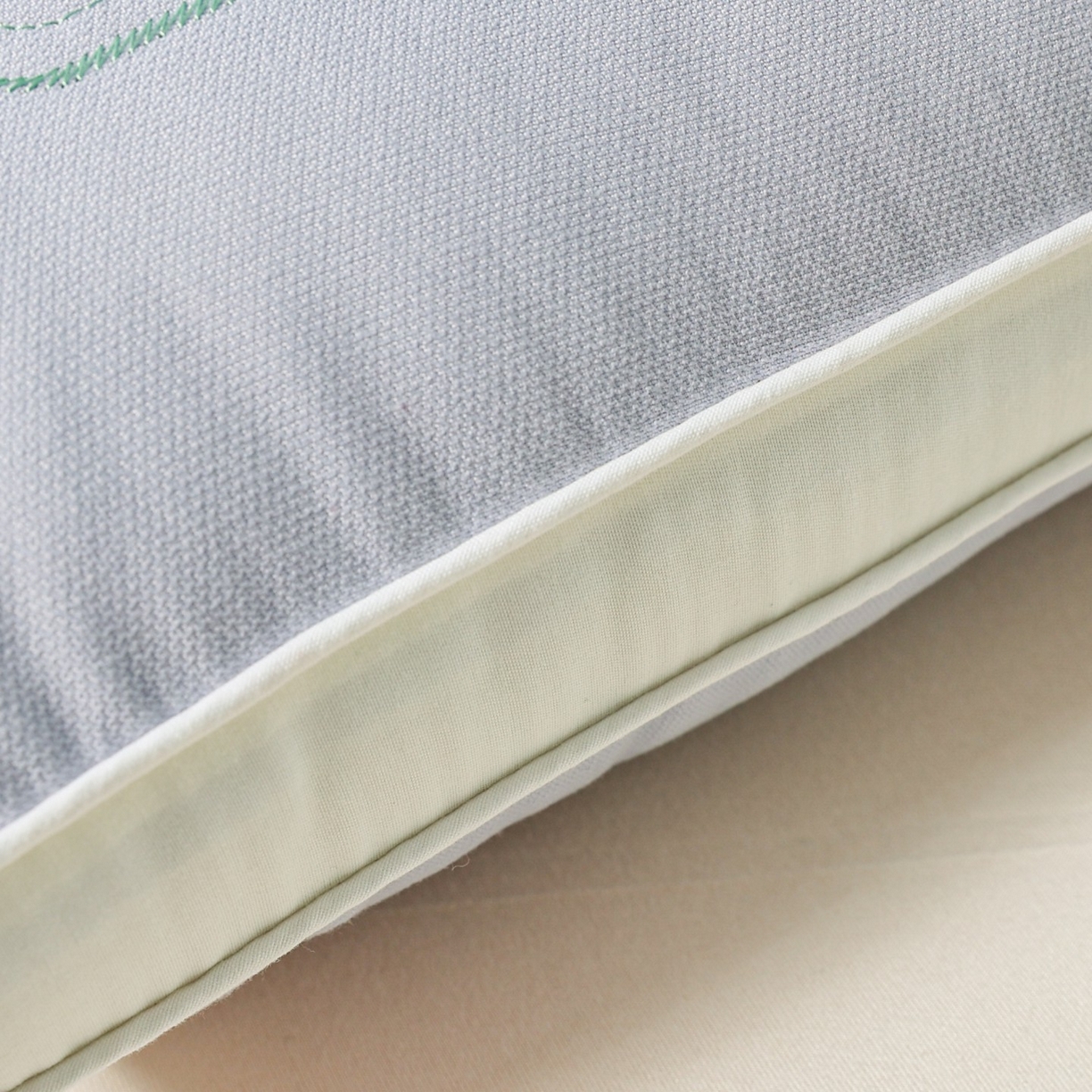 91家纺网 家纺一手货源 找家纺 十仟家纺 2025新款刺绣款超柔软枕头枕芯家用单个成人护颈椎助深度睡眠枕芯 兰灰