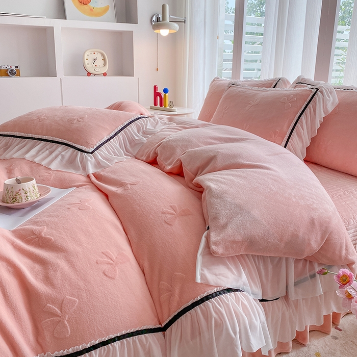 91家纺网 家纺一手货源 找家纺 青竹苑 2025新款韩版全消光烂花牛奶绒床盖四件套 蝴蝶-粉玉