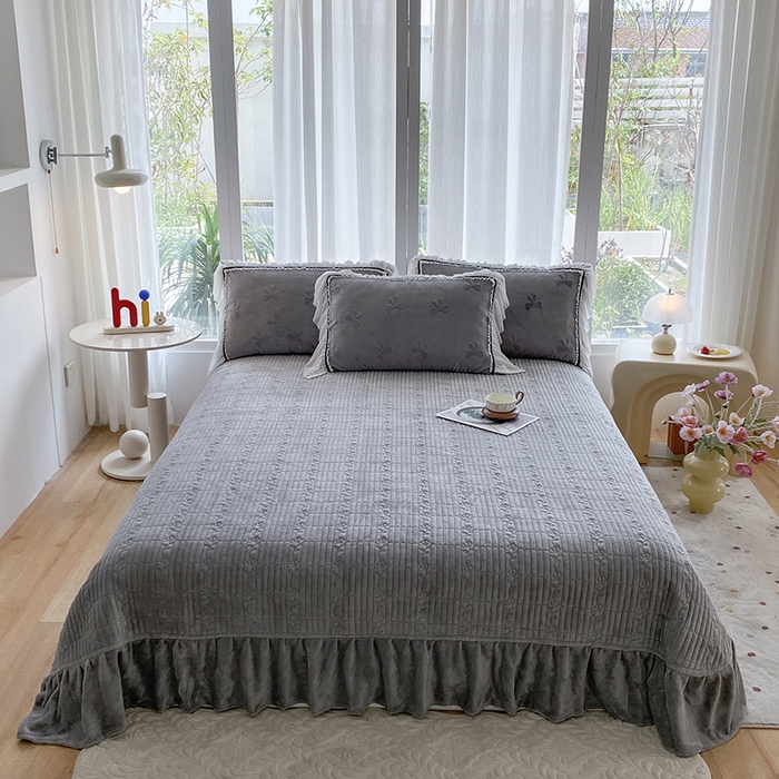 91家纺网 家纺一手货源 找家纺 青竹苑 2025新款韩版全消光烂花牛奶绒床盖四件套 蝴蝶-灰色