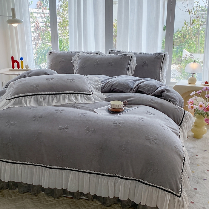 91家纺网 家纺一手货源 找家纺 青竹苑 2025新款韩版全消光烂花牛奶绒床盖四件套 蝴蝶-灰色