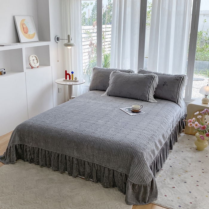 91家纺网 家纺一手货源 找家纺 青竹苑 2025新款韩版全消光烂花牛奶绒床盖四件套 蝴蝶-灰色