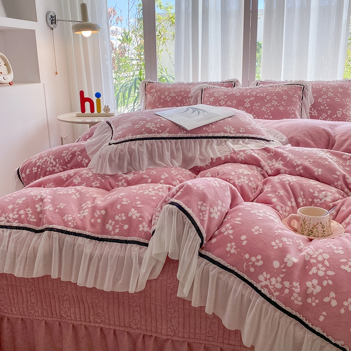 91家纺网 家纺一手货源 找家纺 青竹苑 2025新款韩版全消光烂花牛奶绒床盖四件套 樱花-豆沙