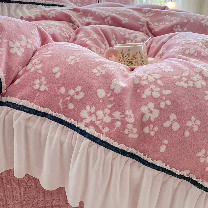 91家纺网 家纺一手货源 找家纺 青竹苑 2025新款韩版全消光烂花牛奶绒床盖四件套 樱花-豆沙