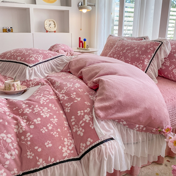 91家纺网 家纺一手货源 找家纺 青竹苑 2025新款韩版全消光烂花牛奶绒床盖四件套 樱花-豆沙