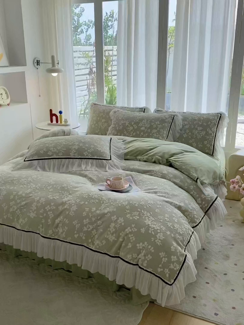 91家纺网 家纺一手货源 找家纺 青竹苑 2025新款韩版全消光烂花牛奶绒床盖四件套 樱花-绿色