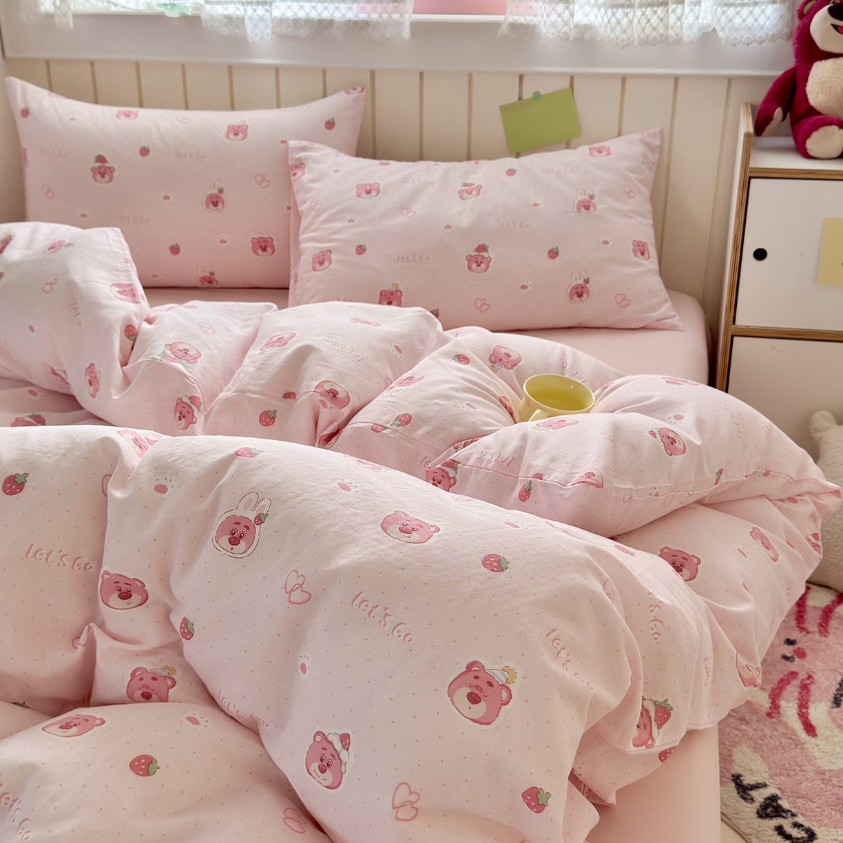 91家纺网 家纺一手货源 找家纺 于果 2025新款全棉双层纱四件套（第六批） 草莓熊仔-粉