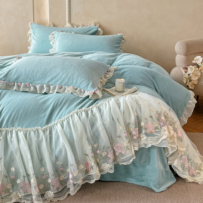 91家纺网 家纺一手货源 找家纺 绒掌柜 （总）2025新款消光级牛奶绒婴儿绒刺绣花边工艺款四件套（品质含买家秀）—巴黎系列 天水蓝