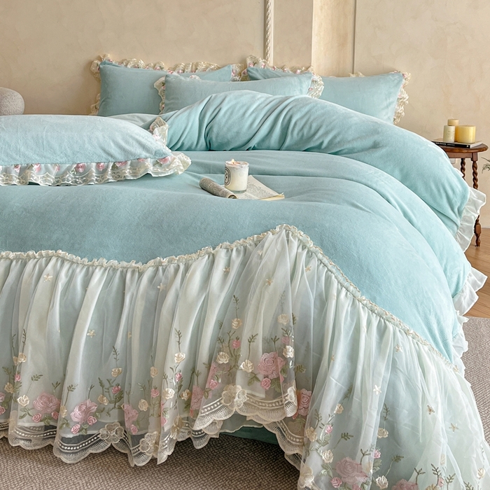 91家纺网 家纺一手货源 找家纺 绒掌柜 （总）2025新款消光级牛奶绒婴儿绒刺绣花边工艺款四件套（品质含买家秀）—巴黎系列 天水蓝