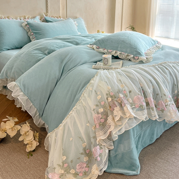 91家纺网 家纺一手货源 找家纺 绒掌柜 （总）2025新款消光级牛奶绒婴儿绒刺绣花边工艺款四件套（品质含买家秀）—巴黎系列 天水蓝