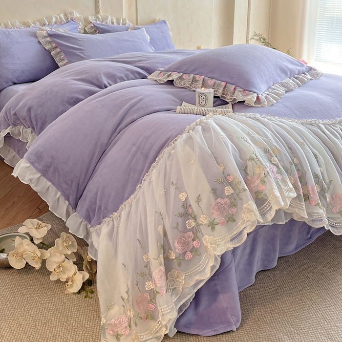 91家纺网 家纺一手货源 找家纺 绒掌柜 （总）2025新款消光级牛奶绒婴儿绒刺绣花边工艺款四件套（品质含买家秀）—巴黎系列 优雅紫