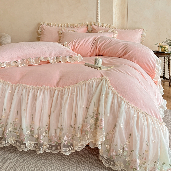 91家纺网 家纺一手货源 找家纺 绒掌柜 （总）2025新款消光级牛奶绒婴儿绒刺绣花边工艺款四件套（品质含买家秀）—巴黎系列 玉颜粉